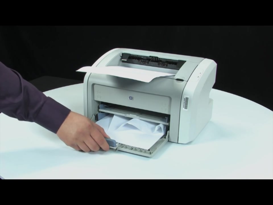 Принтер зажевывает. Принтер лазерный HP 5l. HP LASERJET 1020 застряла бумага. Замятие бумаги HP. Замятие в принтере HP.